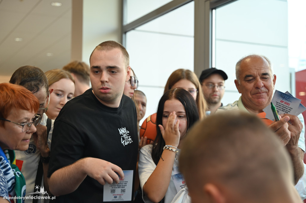 Koszykarze Anwil Włocławek z nowymi autami