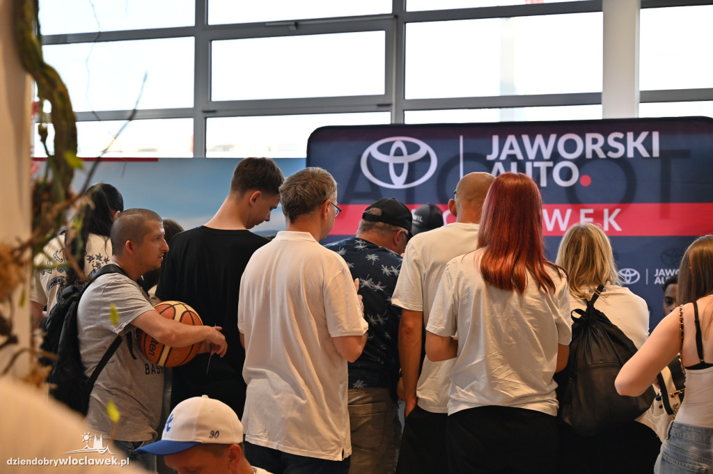 Koszykarze Anwil Włocławek z nowymi autami
