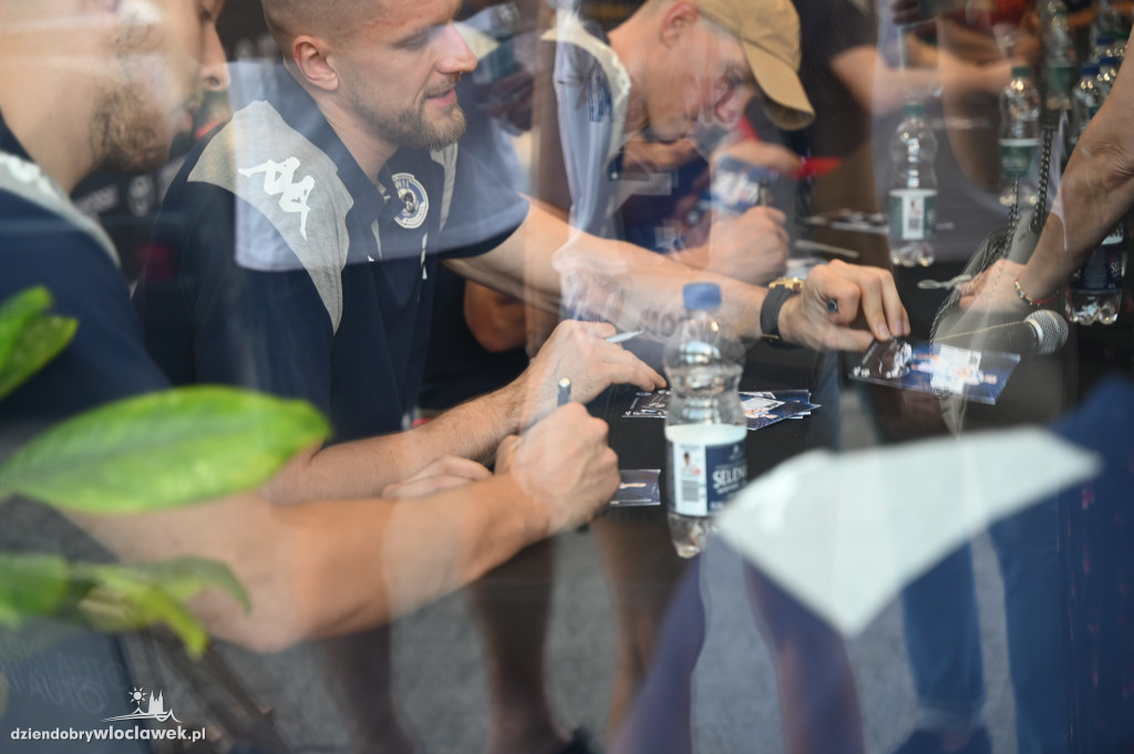 Koszykarze Anwil Włocławek z nowymi autami