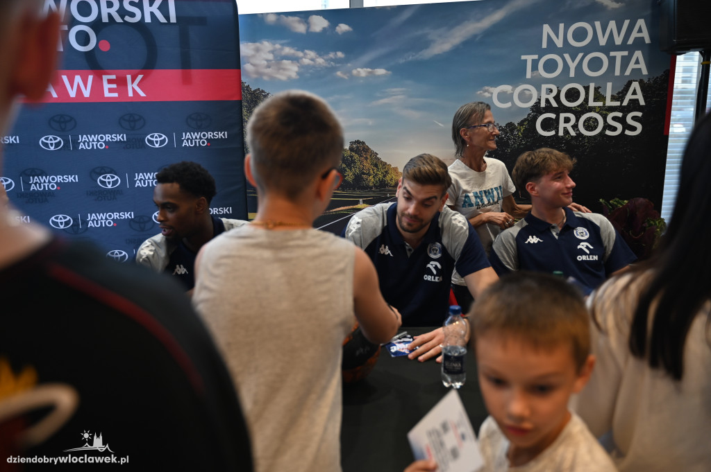 Koszykarze Anwil Włocławek z nowymi autami