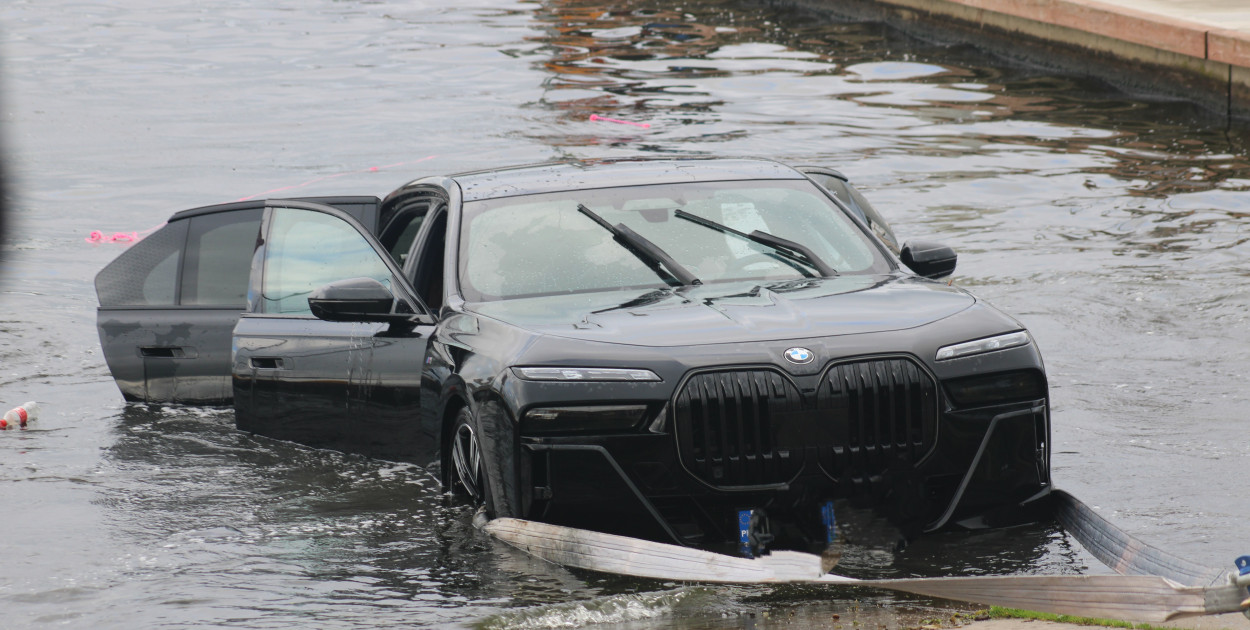 BMW pod wodą na przystani przy Płockiej