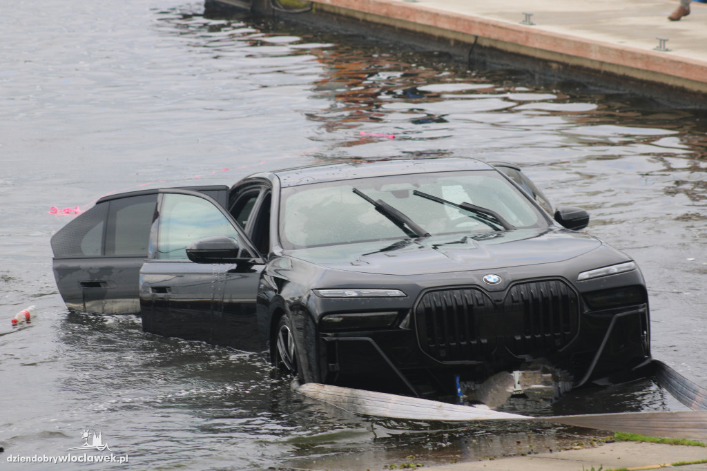 BMW pod wodą na przystani przy Płockiej