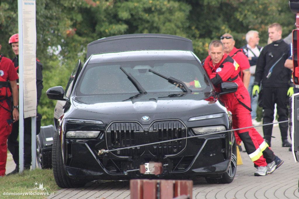 BMW pod wodą na przystani przy Płockiej