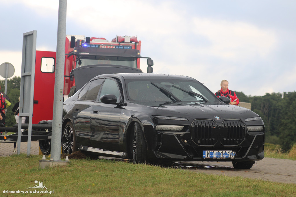 BMW pod wodą na przystani przy Płockiej