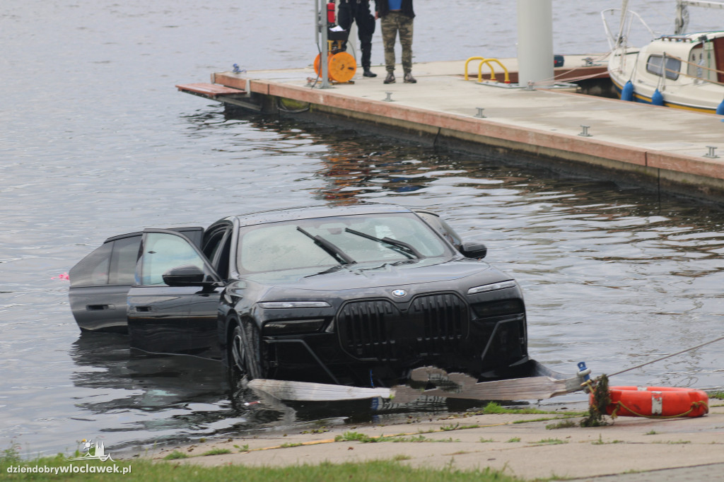 BMW pod wodą na przystani przy Płockiej