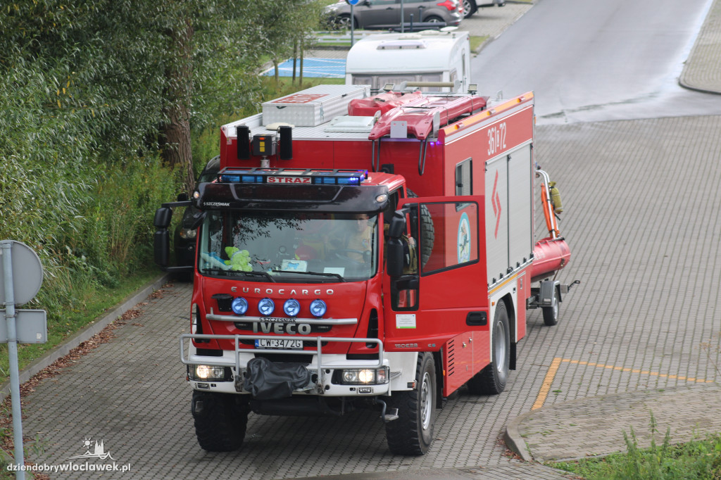 BMW pod wodą na przystani przy Płockiej