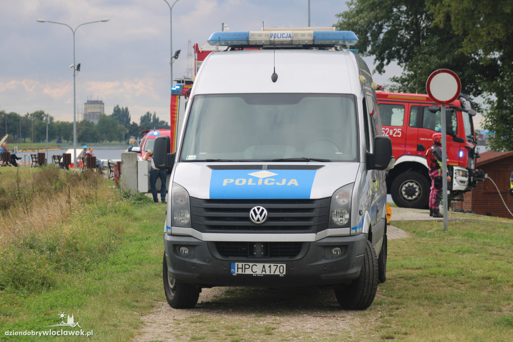 BMW pod wodą na przystani przy Płockiej