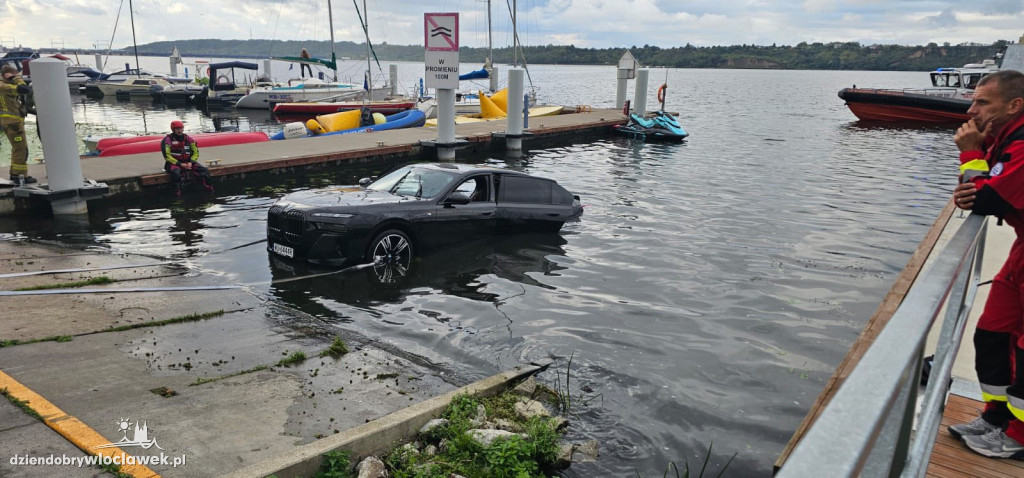 BMW pod wodą na przystani przy Płockiej