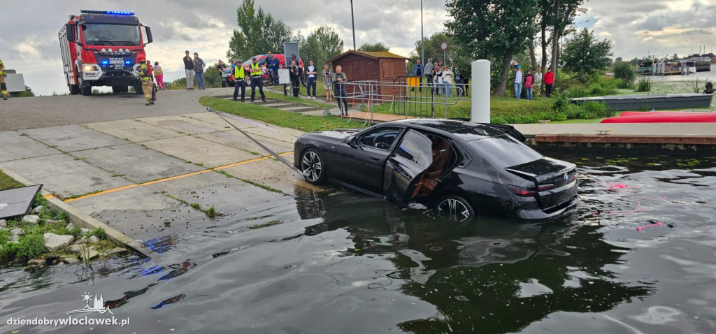 BMW pod wodą na przystani przy Płockiej