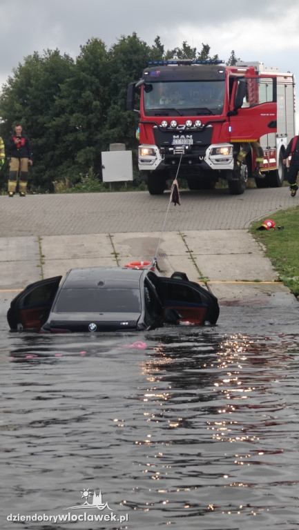 BMW pod wodą na przystani przy Płockiej