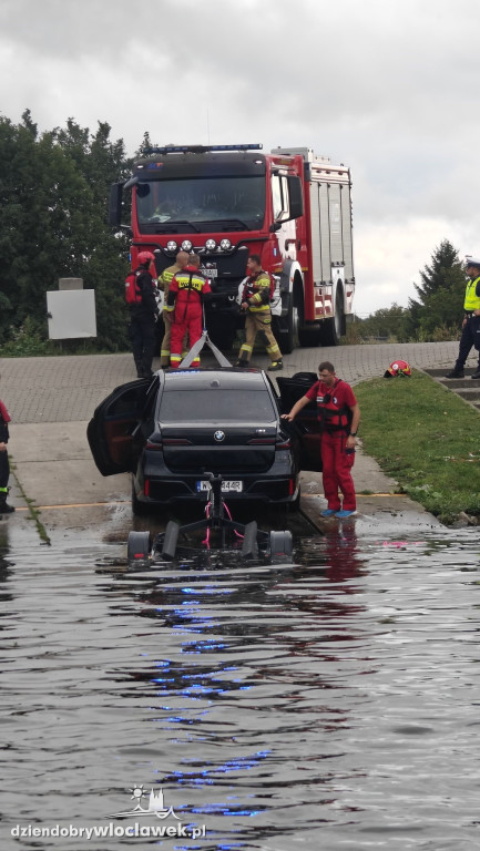 BMW pod wodą na przystani przy Płockiej