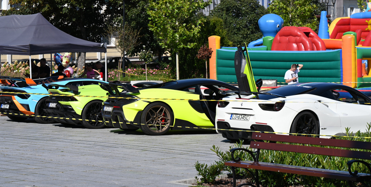 Ferrari, Lamborghini i McLareny na Starym Rynku
