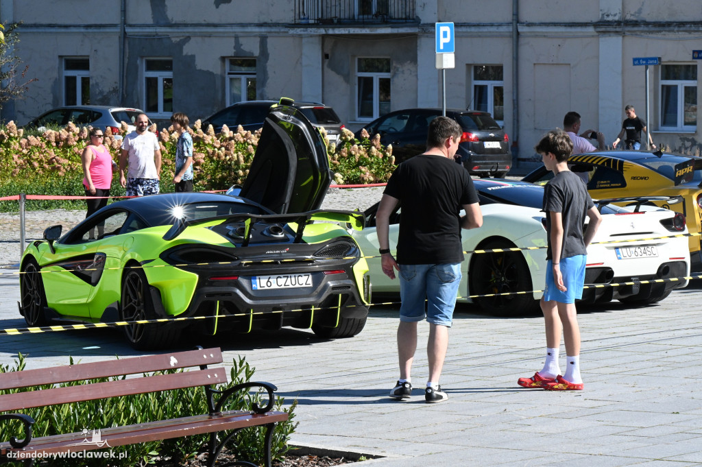 Ferrari, Lamborghini i McLareny na Starym Rynku