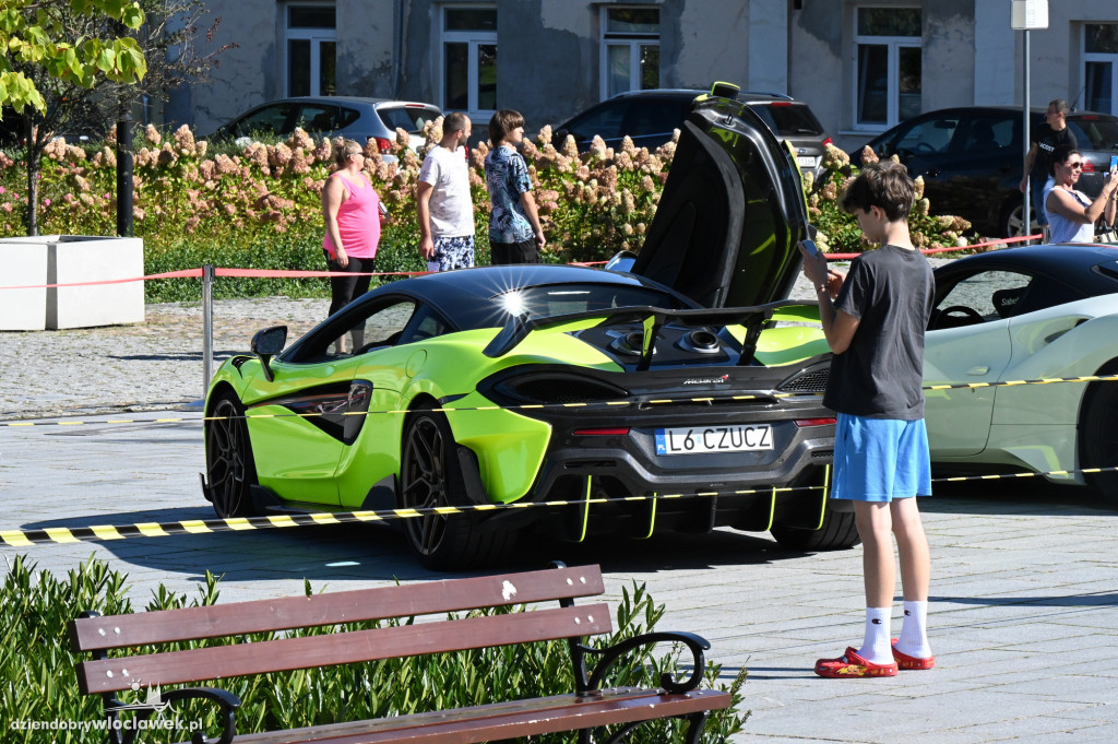 Ferrari, Lamborghini i McLareny na Starym Rynku