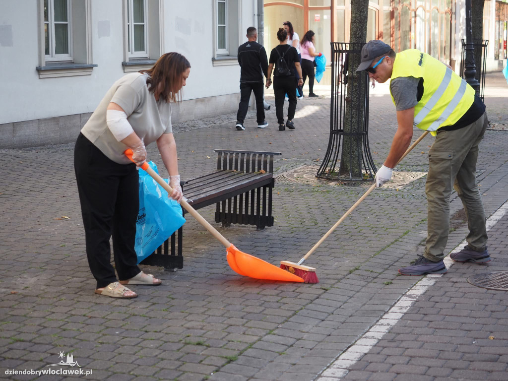 Pracownicy Urzędu Miasta sprzątają Włocławek