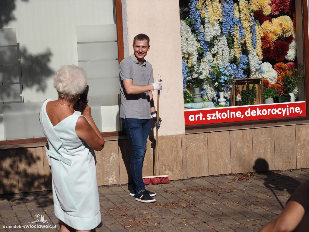 Pracownicy Urzędu Miasta sprzątają Włocławek
