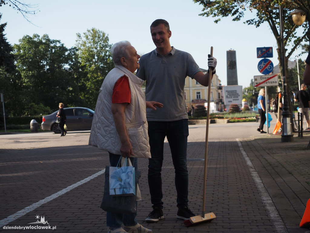 Pracownicy Urzędu Miasta sprzątają Włocławek