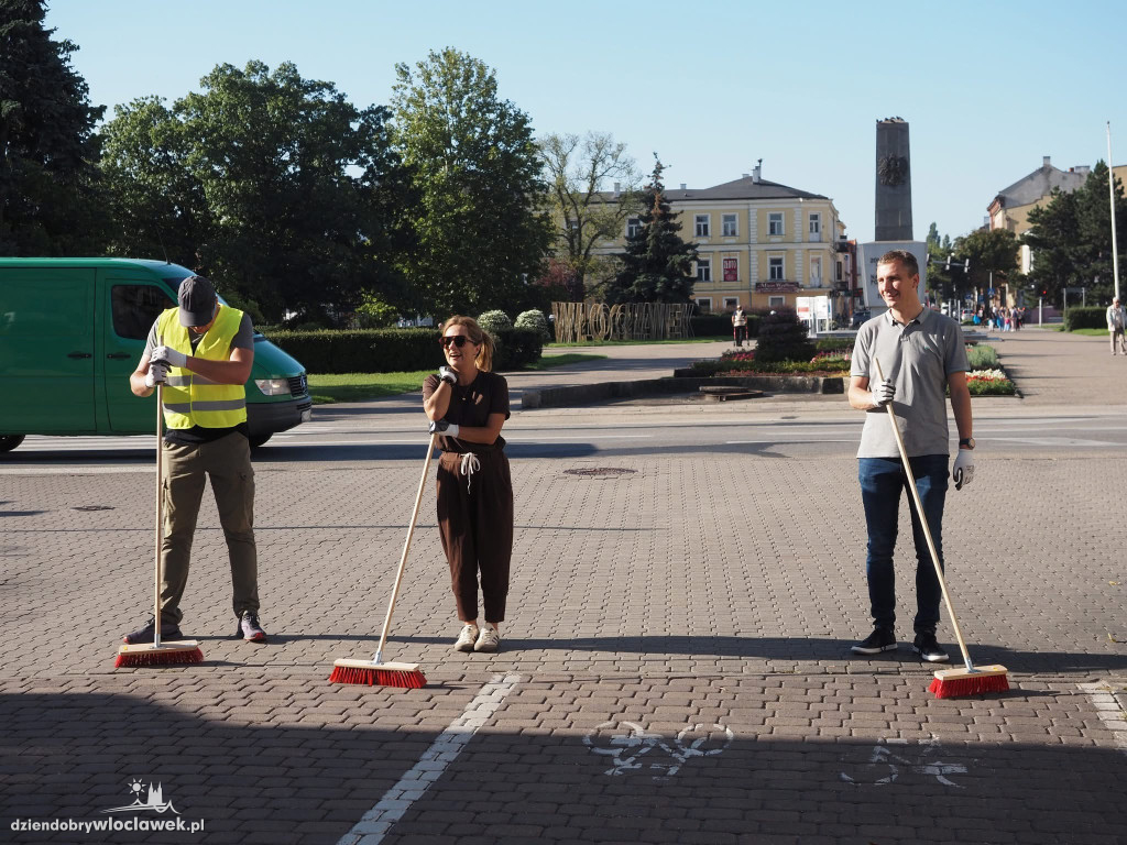Pracownicy Urzędu Miasta sprzątają Włocławek