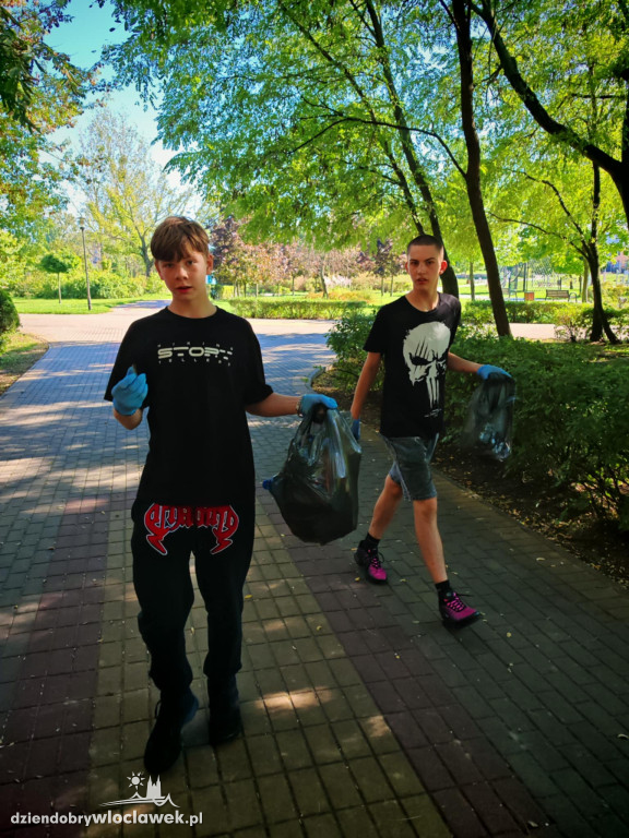 Młodzież z MOW posprzątała Park Łokietka