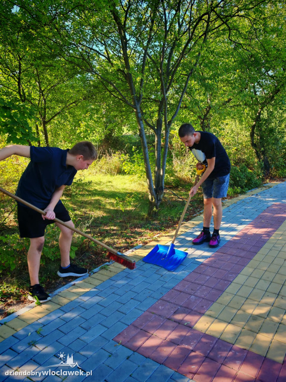Młodzież z MOW posprzątała Park Łokietka