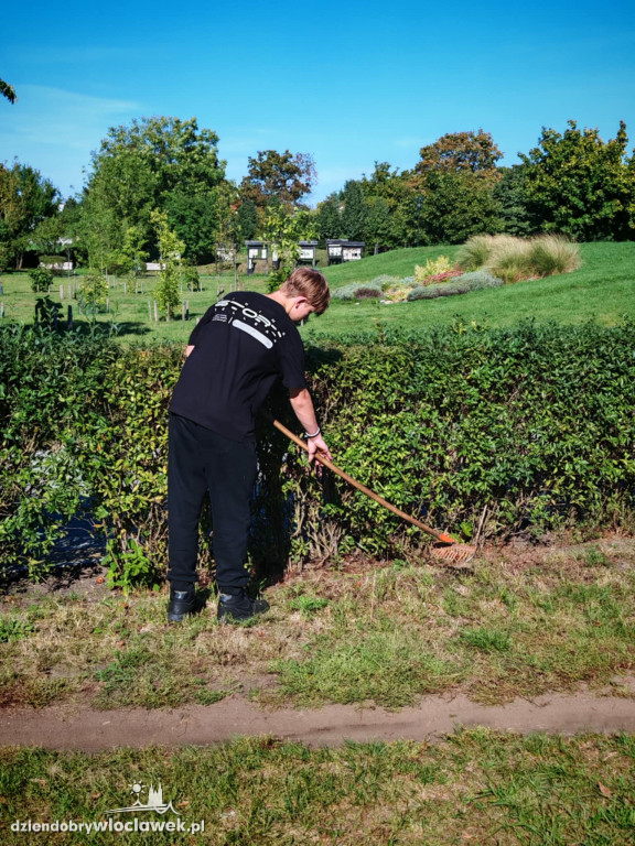 Młodzież z MOW posprzątała Park Łokietka