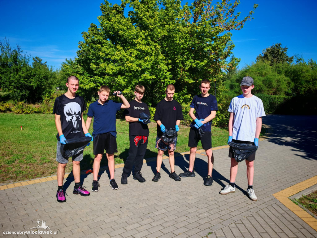 Młodzież z MOW posprzątała Park Łokietka