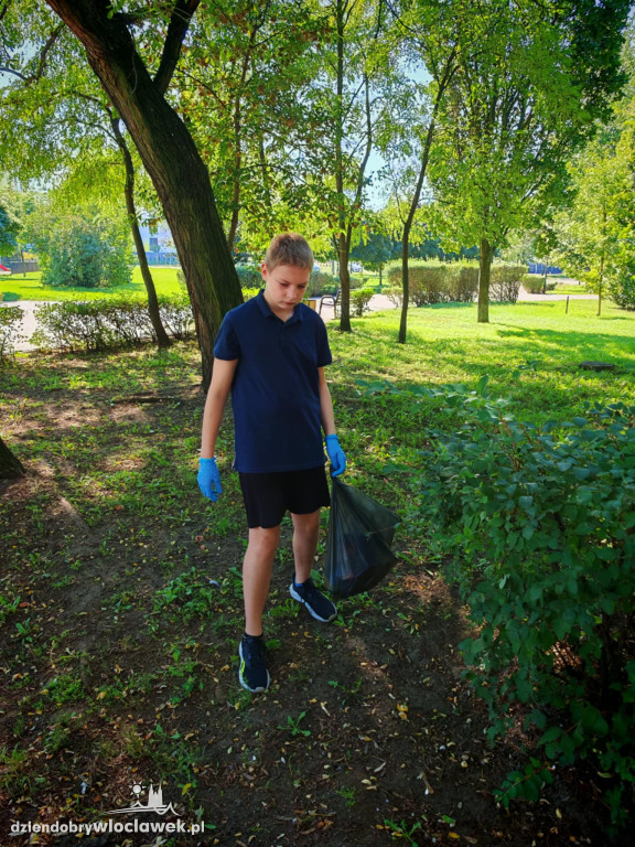 Młodzież z MOW posprzątała Park Łokietka