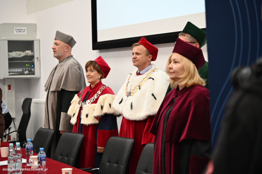 Uroczyste wręczenie dyplomów w PANS: godz. 17