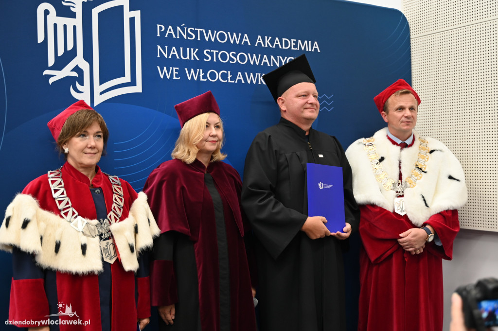 Uroczyste wręczenie dyplomów w PANS: godz. 17