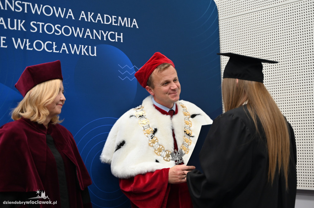 Uroczyste wręczenie dyplomów w PANS: godz. 17