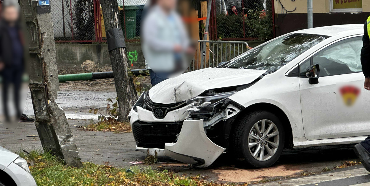 Toyota uderzyła w słup na Kaliskiej