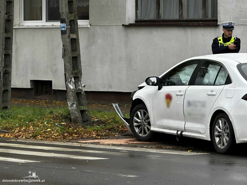 Toyota uderzyła w słup na Kaliskiej