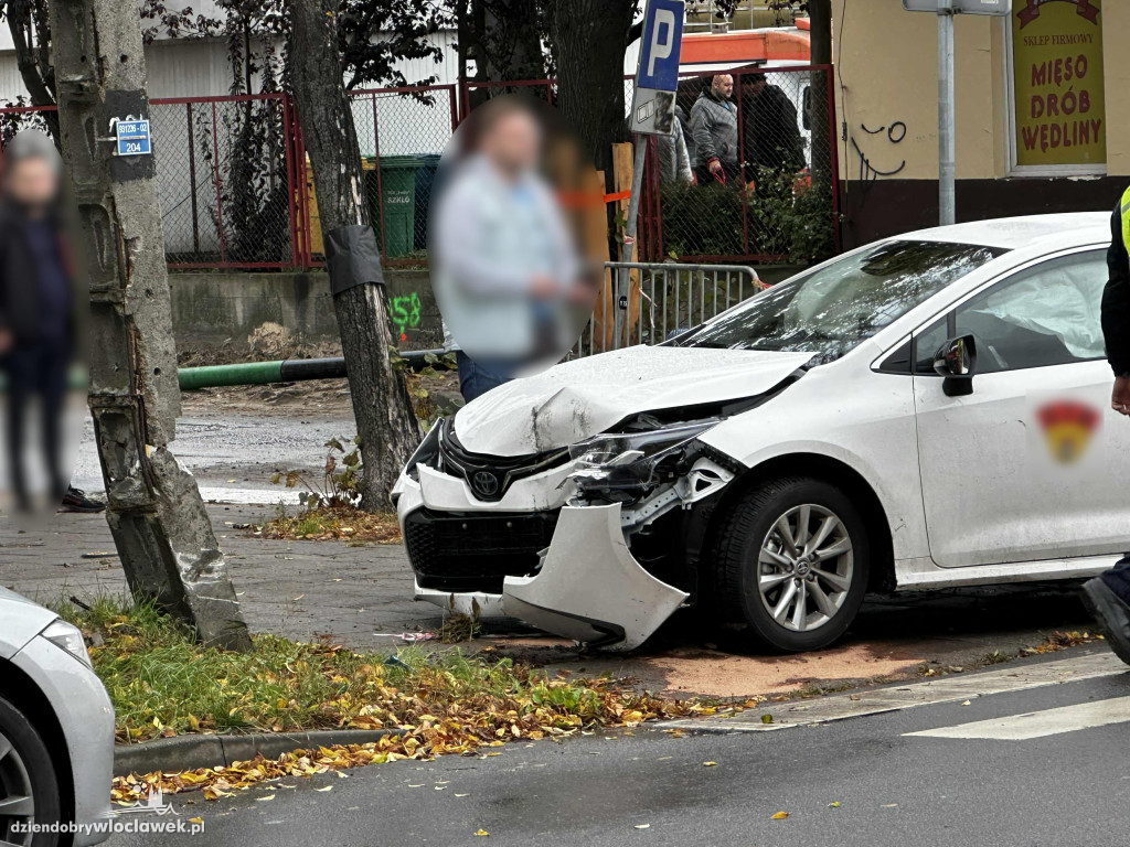 Toyota uderzyła w słup na Kaliskiej