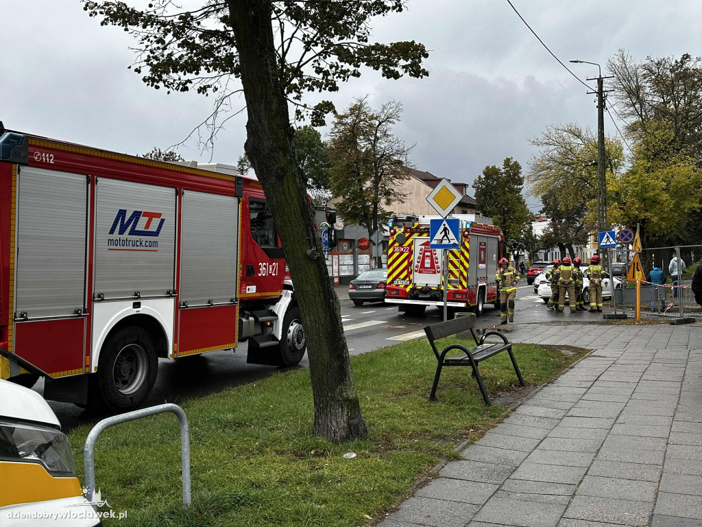 Toyota uderzyła w słup na Kaliskiej
