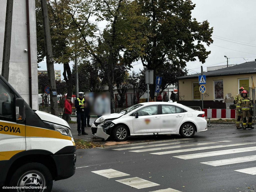 Toyota uderzyła w słup na Kaliskiej