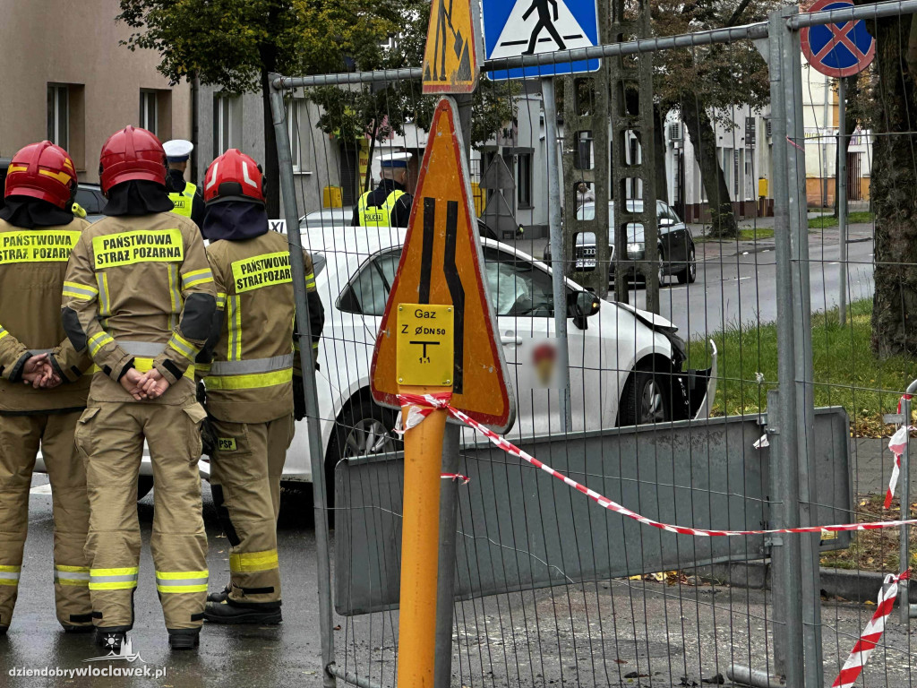 Toyota uderzyła w słup na Kaliskiej