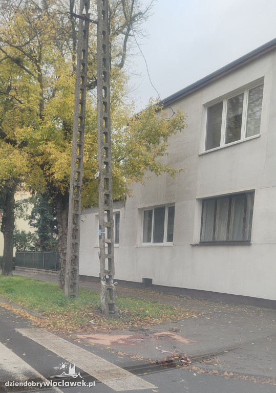 Toyota uderzyła w słup na Kaliskiej