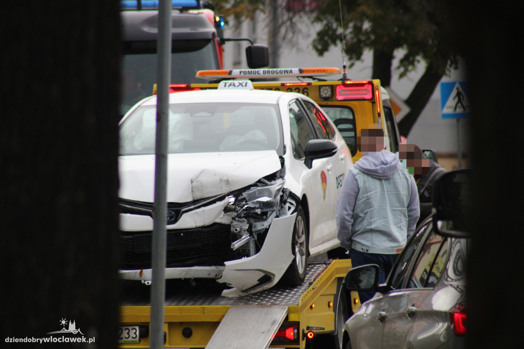Toyota uderzyła w słup na Kaliskiej