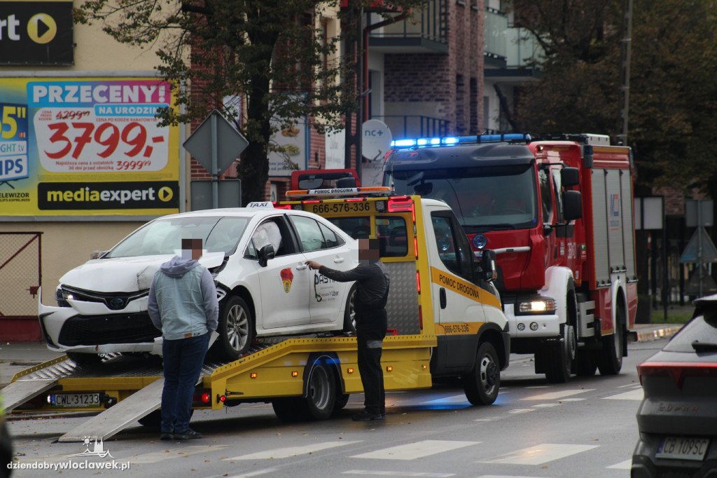 Toyota uderzyła w słup na Kaliskiej