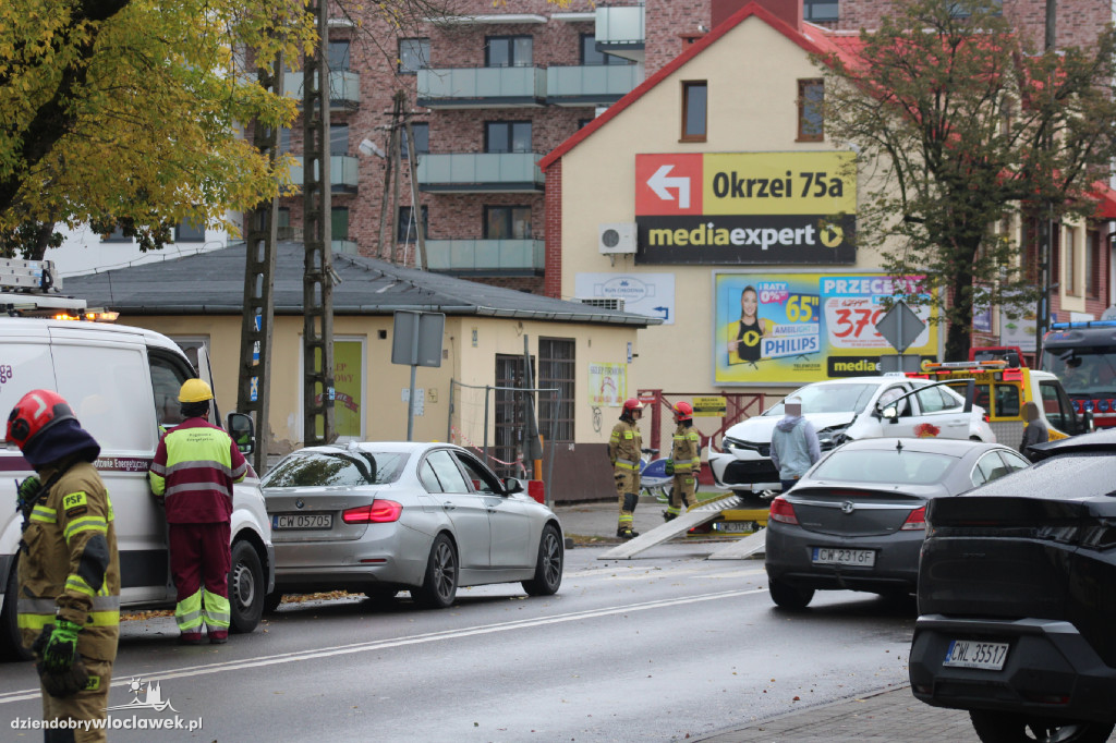 Toyota uderzyła w słup na Kaliskiej
