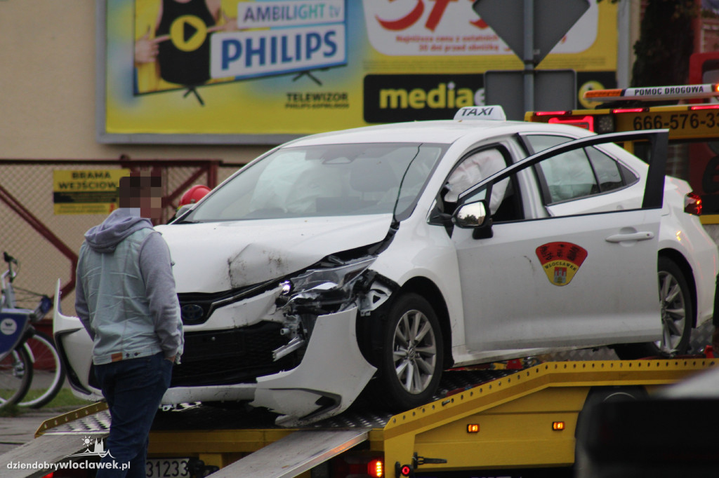 Toyota uderzyła w słup na Kaliskiej