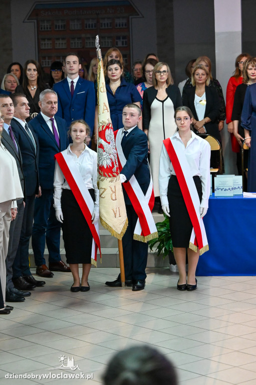 Nauczyciele i pracownicy szkół z wyróżnieniami