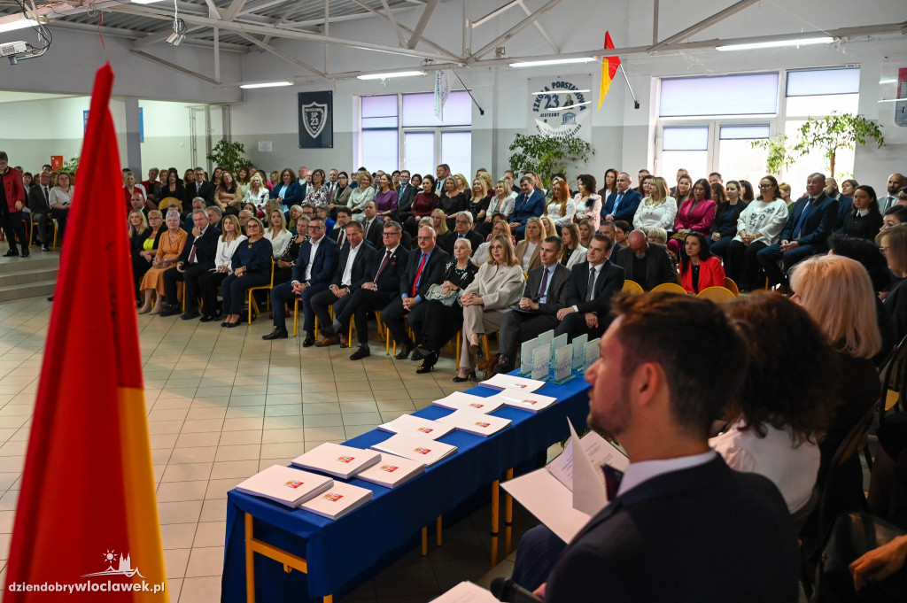 Nauczyciele i pracownicy szkół z wyróżnieniami