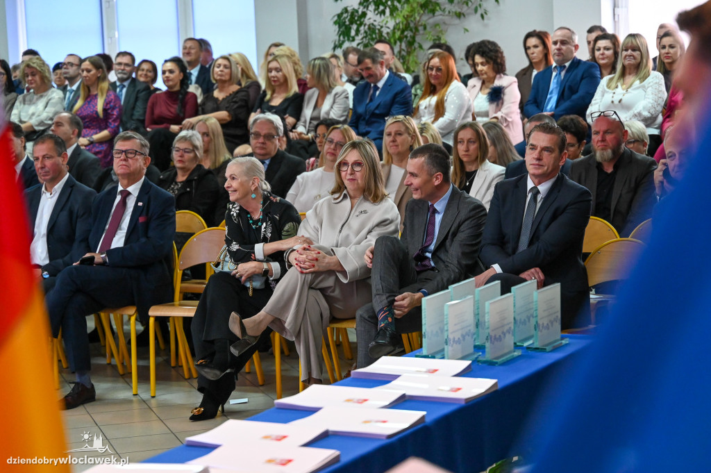 Nauczyciele i pracownicy szkół z wyróżnieniami