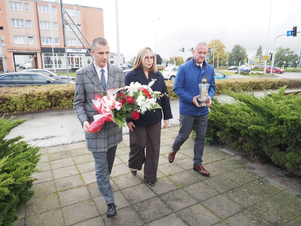 Kwiaty pamięci pod pomnikiem nauczycieli