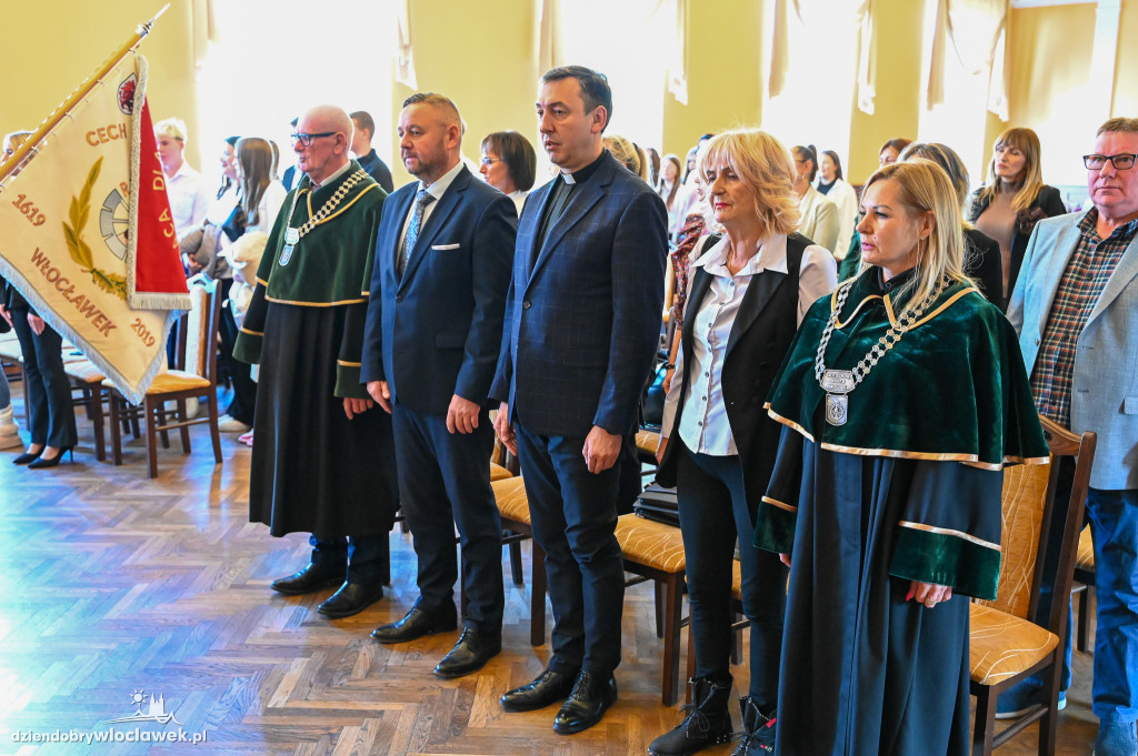 Pasowanie na uczniów rzemiosła w Cechu