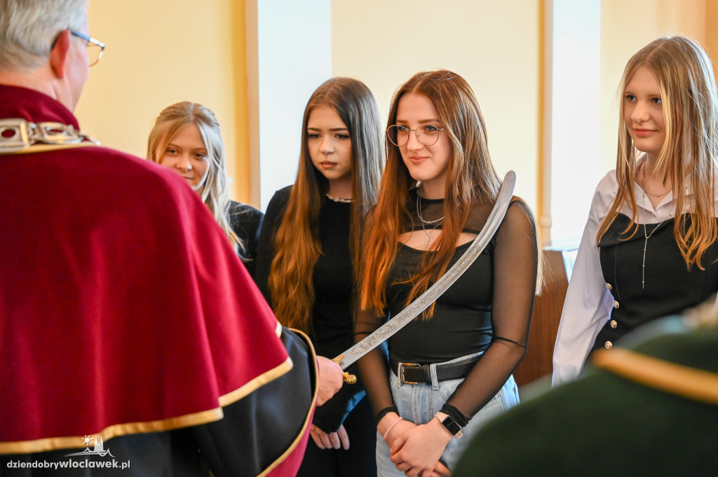 Pasowanie na uczniów rzemiosła w Cechu