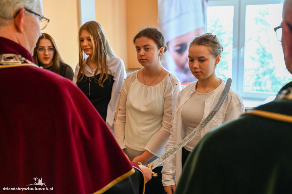 Pasowanie na uczniów rzemiosła w Cechu