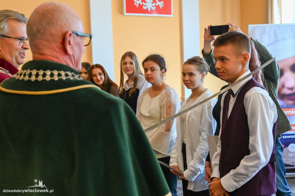 Pasowanie na uczniów rzemiosła w Cechu