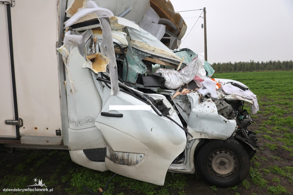 Bus uderzył w przyczepę traktora